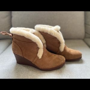 NWOT. UGG ankle wedge lace up leather boots
